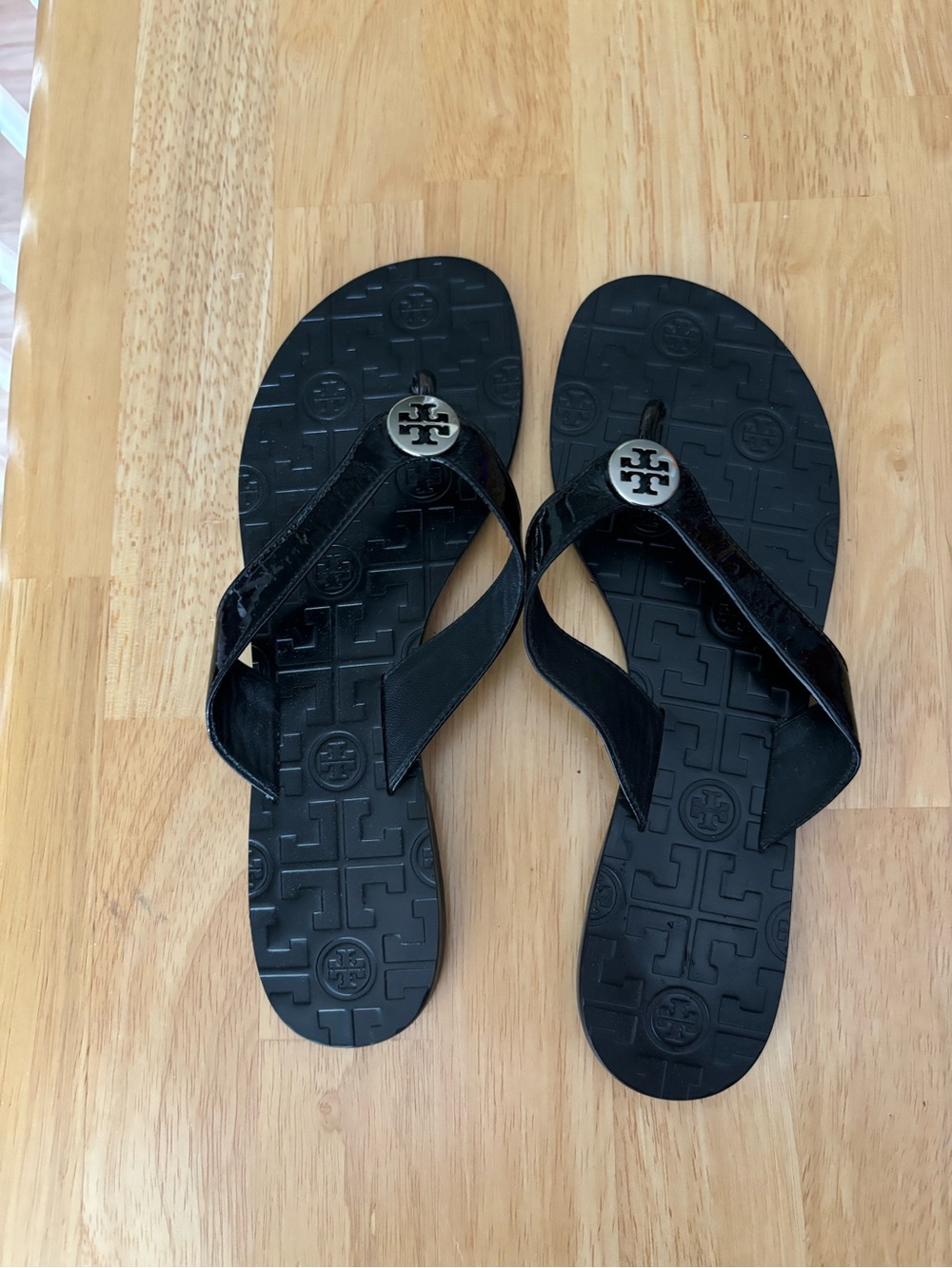Tory Burch Black Patent Logo Medallion Flip Flops in size 9M
